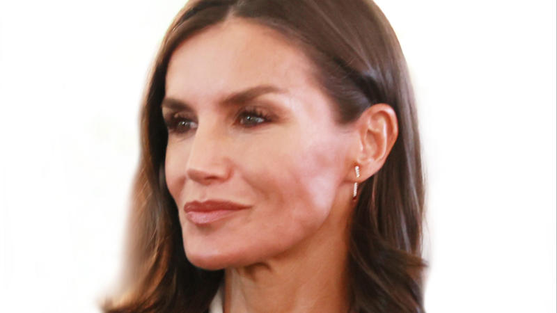 7. Queen Letizia of Spain 1. Princess Diana, 2. Meghan Markle, 3. Queen Elizabeth II, 4. Kate Middleton, 5. Queen Alexandra of Denmark, 6. Princess Margaret, 7. Queen Letizia of Spain, 8. Princess Eugenie, 9. Queen Camilla, 10. Grace Kelly, 11. Queen Beatrix, 12. Marie Antoinette, 13. Princess Anne, 14. Princess Caroline of Monaco, 15. Queen Elizabeth The Queen Mother, 16. Empress Michiko, 17. Princess Angela, 18. Princess Victoria, 19. Queen Rania of Jordan, 20. Queen Victoria