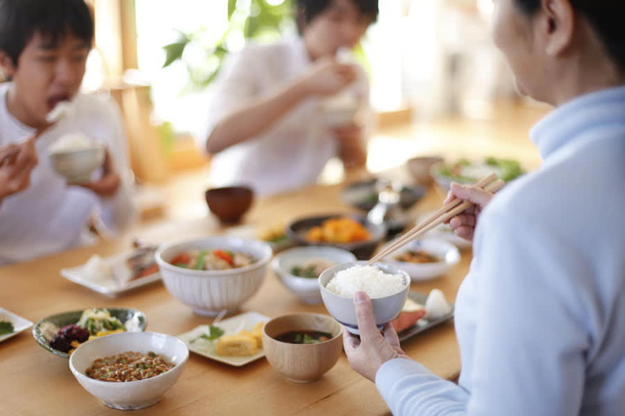 実は期限切れでも危険な食品は想像以上に多い, 賞味期限と消費期限の違い, 賞味期限が切れたら絶対に食べてはいけないもの, ① 生肉・ひき肉, ② 生魚・刺身・貝類, ③ 惣菜・弁当・調理パン, ④ 豆腐・厚揚げ・油揚げ・生麺, ⑤ 卵（特に生卵・半熟卵）, ⑥ 乳製品（牛乳・ヨーグルト・ナチュラルチーズ）, ⑦ 密閉容器食品（缶詰・レトルト食品など）