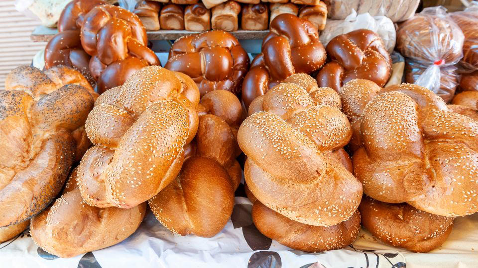 Bolani, Afghanistan, Lavash, Armenia, Damper bread, Australia, Luchi, Bangladesh, Pão de queijo, Brazil, Montreal bagels, Canada, Marraqueta, Chile, Shaobing, China, Pan Cubano, Cuba, Libba, Egypt, Pupusas, El Salvador, Injera, Ethiopia, Baguette, France, Khachapuri, Georgia, Pumpernickel, Germany, Pai bao, Hong Kong, Dökkt rúgbrauð, Iceland, Paratha, India, Roti gambang, Indonesia, Sangak, Iran, Soda bread, Ireland, Challah, Israel, Ciabatta, Italy, Bammy bread, Jamaica, Kare pan, Japan, Taboon bread, Jordan, Roti canai, Malaysia, Ħobż tal-Malti, Malta, Tortillas, Mexico, Khobz kesra, Morocco, Fry bread, Navajo Nation, Tijgerbrood, Netherlands, Rēwena parāoa, New Zealand, Lefse, Norway, Podplomyk, Poland, Broa de milho, Portugal, Karavai, Russia, Pane carasau, Sardinia, Proja, Serbia, Gyeran-ppang, South Korea, Appam, Sri Lanka, Kisra, Sudan and South Sudan, Limpa bread, Sweden, Balep korkun, Tibet, Simit, Turkey, Crumpets, United Kingdom, Biscuits, United States, Non, Uzbekistan, Arepa, Venezuela, Malawach, Yemen