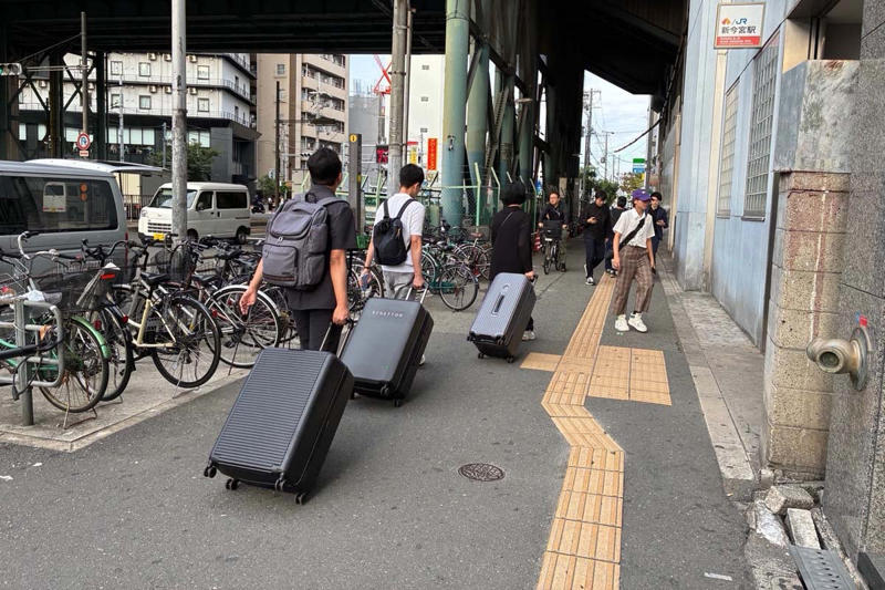 住民の敷地で花火し、ごみをポイ捨て, 特区民泊の急増と住民分断, 地域経済に落ちない観光収益, 在住中国人が年間6000人ずつ増加, あいりん地区のドヤがホテルや民泊施設に