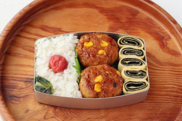 幼児弁当箱にギュッ！「コーン入り照り焼きハンバーグ」「ぐるぐる海苔巻き卵」2品弁当, 1品目 コーン入り照り焼きハンバーグ, 2品目 ぐるぐる海苔巻き卵, 材料 （作りやすい分量・1人分）, 2品弁当の詰め方プロセス, 「心が楽になる2品弁当」のルール