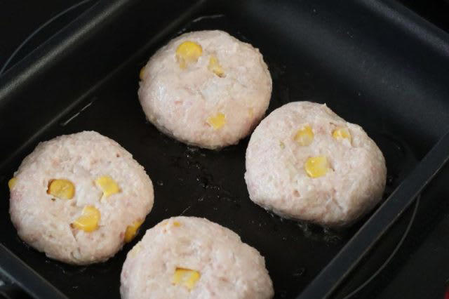 幼児弁当箱にギュッ！「コーン入り照り焼きハンバーグ」「ぐるぐる海苔巻き卵」2品弁当, 1品目 コーン入り照り焼きハンバーグ, 2品目 ぐるぐる海苔巻き卵, 材料 （作りやすい分量・1人分）, 2品弁当の詰め方プロセス, 「心が楽になる2品弁当」のルール