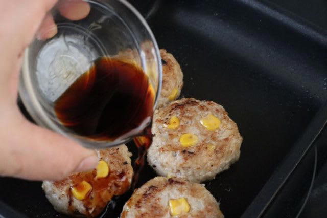 幼児弁当箱にギュッ！「コーン入り照り焼きハンバーグ」「ぐるぐる海苔巻き卵」2品弁当, 1品目 コーン入り照り焼きハンバーグ, 2品目 ぐるぐる海苔巻き卵, 材料 （作りやすい分量・1人分）, 2品弁当の詰め方プロセス, 「心が楽になる2品弁当」のルール