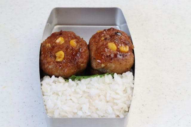 幼児弁当箱にギュッ！「コーン入り照り焼きハンバーグ」「ぐるぐる海苔巻き卵」2品弁当, 1品目 コーン入り照り焼きハンバーグ, 2品目 ぐるぐる海苔巻き卵, 材料 （作りやすい分量・1人分）, 2品弁当の詰め方プロセス, 「心が楽になる2品弁当」のルール