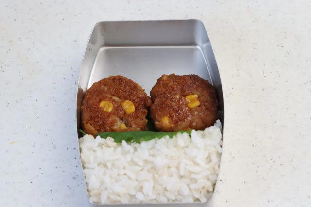幼児弁当箱にギュッ！「コーン入り照り焼きハンバーグ」「ぐるぐる海苔巻き卵」2品弁当, 1品目 コーン入り照り焼きハンバーグ, 2品目 ぐるぐる海苔巻き卵, 材料 （作りやすい分量・1人分）, 2品弁当の詰め方プロセス, 「心が楽になる2品弁当」のルール