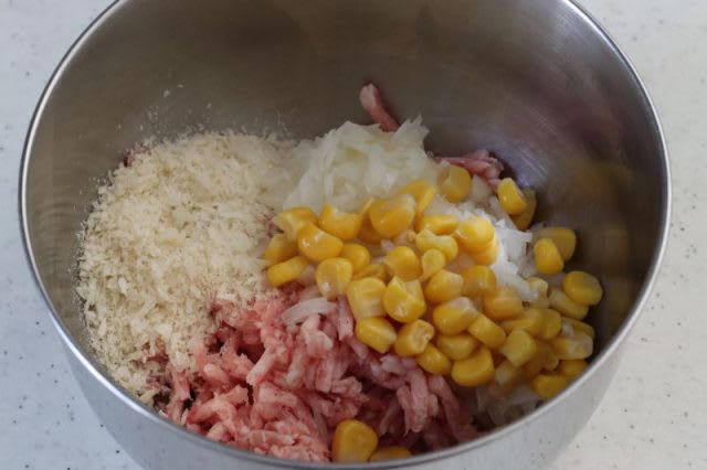 幼児弁当箱にギュッ！「コーン入り照り焼きハンバーグ」「ぐるぐる海苔巻き卵」2品弁当, 1品目 コーン入り照り焼きハンバーグ, 2品目 ぐるぐる海苔巻き卵, 材料 （作りやすい分量・1人分）, 2品弁当の詰め方プロセス, 「心が楽になる2品弁当」のルール