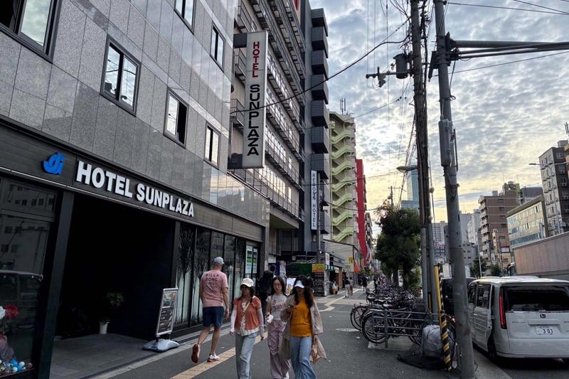 住民の敷地で花火し、ごみをポイ捨て, 特区民泊の急増と住民分断, 地域経済に落ちない観光収益, 在住中国人が年間6000人ずつ増加, あいりん地区のドヤがホテルや民泊施設に