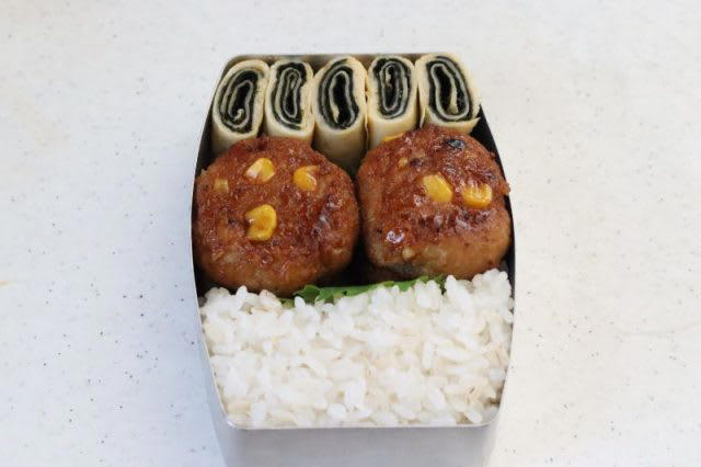 幼児弁当箱にギュッ！「コーン入り照り焼きハンバーグ」「ぐるぐる海苔巻き卵」2品弁当, 1品目 コーン入り照り焼きハンバーグ, 2品目 ぐるぐる海苔巻き卵, 材料 （作りやすい分量・1人分）, 2品弁当の詰め方プロセス, 「心が楽になる2品弁当」のルール