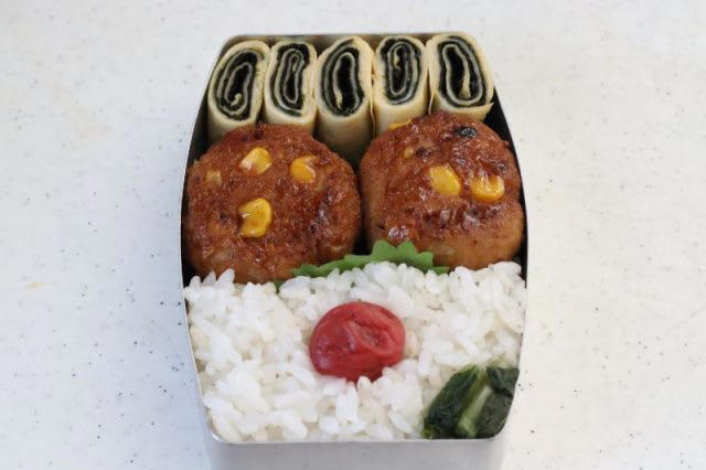 幼児弁当箱にギュッ！「コーン入り照り焼きハンバーグ」「ぐるぐる海苔巻き卵」2品弁当, 1品目 コーン入り照り焼きハンバーグ, 2品目 ぐるぐる海苔巻き卵, 材料 （作りやすい分量・1人分）, 2品弁当の詰め方プロセス, 「心が楽になる2品弁当」のルール