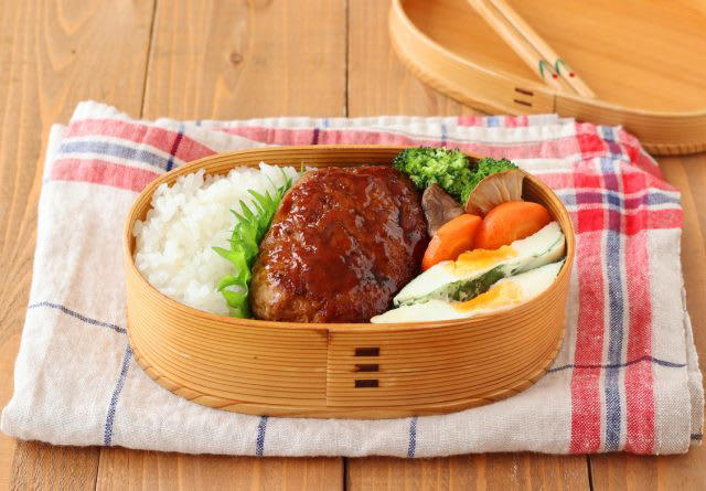幼児弁当箱にギュッ！「コーン入り照り焼きハンバーグ」「ぐるぐる海苔巻き卵」2品弁当, 1品目 コーン入り照り焼きハンバーグ, 2品目 ぐるぐる海苔巻き卵, 材料 （作りやすい分量・1人分）, 2品弁当の詰め方プロセス, 「心が楽になる2品弁当」のルール