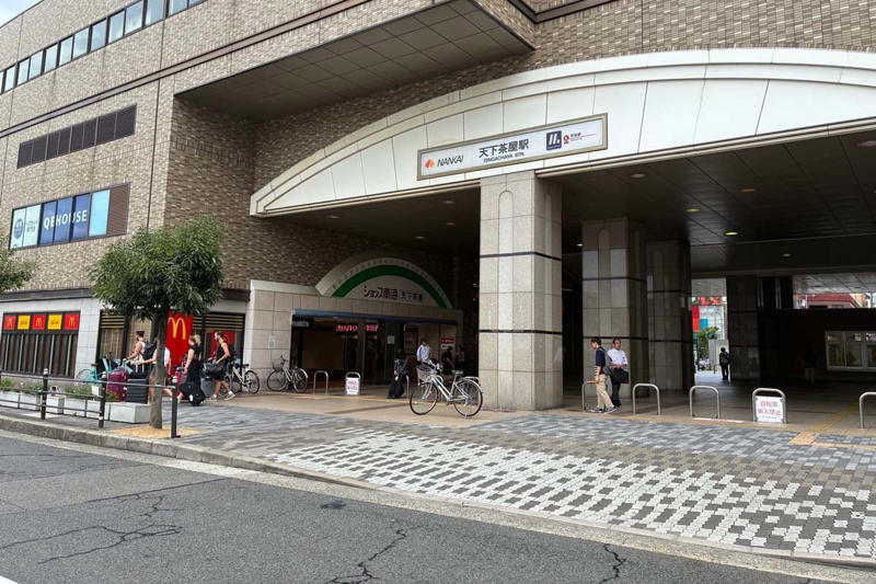 住民の敷地で花火し、ごみをポイ捨て, 特区民泊の急増と住民分断, 地域経済に落ちない観光収益, 在住中国人が年間6000人ずつ増加, あいりん地区のドヤがホテルや民泊施設に