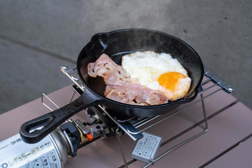 小さいけどタフ！炭火でもしっかり使える, バーナーでの調理にも, 収納ケースはハンドルに, 五徳の代わりとしても, 食材のサイズに注意, 汚れ落ち抜群で洗いやすい, 寒い時の「ほかほかアウトドア飯」は最高！