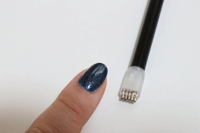 ダイソーマニアが推す100円グッズ, ネイル用2WAYマグネットスティック, 持ち運びに便利な折りたたみネイルファイル, 手軽にネイルケアできる2WAYキューティクルスティック, ダイソーの100円グッズでセルフネイル