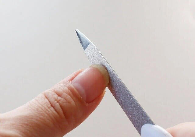 ダイソーマニアが推す100円グッズ, ネイル用2WAYマグネットスティック, 持ち運びに便利な折りたたみネイルファイル, 手軽にネイルケアできる2WAYキューティクルスティック, ダイソーの100円グッズでセルフネイル