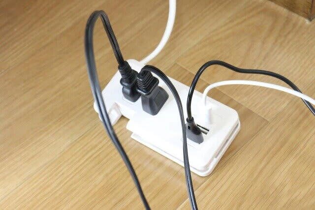 お家でカラオケできちゃう？！ダイソーで買える1,000円マイク, ダイソーのホームカラオケマイクはBluetooth対応, 残量が見えるって安心！LED表示の高機能モバイルバッテリー, ダイソーのモバイルバッテリーは残量表示が便利, ダイソーのType-Cも備えた3ポートタップが超便利！, 3ポートタップでスマホやPCを同時充電, スケルトンが可愛すぎる！デザインも機能も◎なダイソーの完全ワイヤレスイヤホン, ダイソーのワイヤレスイヤホンはタッチセンサー搭載, 手のひらサイズで本格派！ダイソーのミニダッチオーブンがキャンパーに人気, ダイソーのダッチオーブンは初心者にもおすすめ