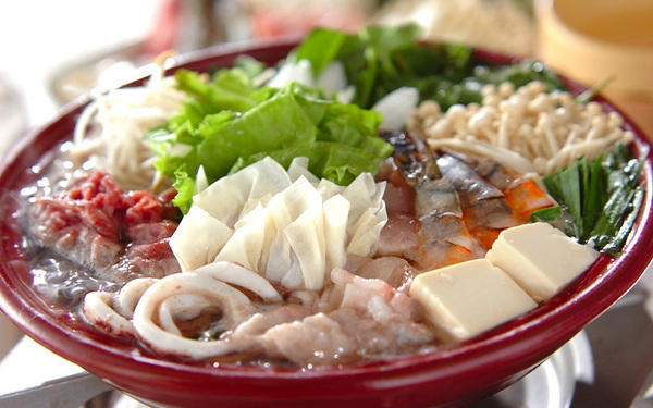 ナンプラー風味が新鮮！ 鶏唐揚げレモン鍋, 塩麹で柔らか！ ヨーグルトカレー鍋, 鮭と根菜の酒粕豆乳鍋, タイ風ちゃんこ鍋, キムチチーズタッカルビ鍋, 韓国の水炊き「タッカンマリ」