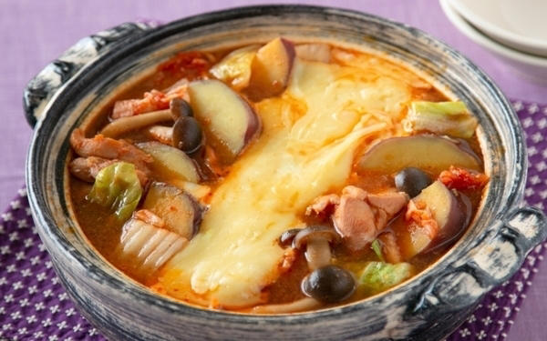 ナンプラー風味が新鮮！ 鶏唐揚げレモン鍋, 塩麹で柔らか！ ヨーグルトカレー鍋, 鮭と根菜の酒粕豆乳鍋, タイ風ちゃんこ鍋, キムチチーズタッカルビ鍋, 韓国の水炊き「タッカンマリ」