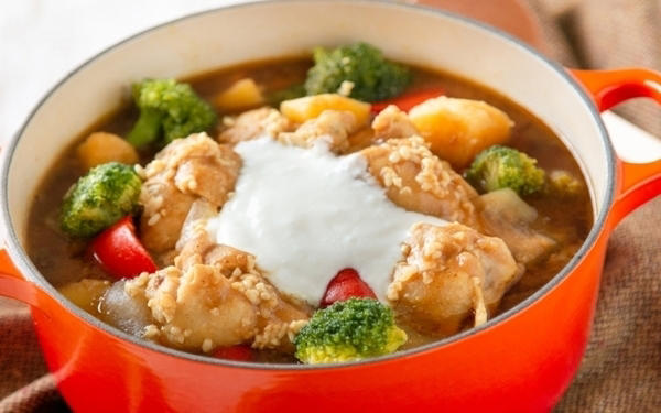 ナンプラー風味が新鮮！ 鶏唐揚げレモン鍋, 塩麹で柔らか！ ヨーグルトカレー鍋, 鮭と根菜の酒粕豆乳鍋, タイ風ちゃんこ鍋, キムチチーズタッカルビ鍋, 韓国の水炊き「タッカンマリ」