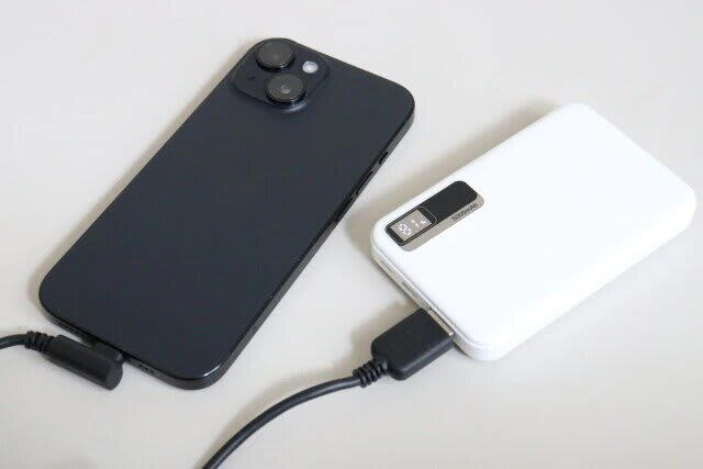 お家でカラオケできちゃう？！ダイソーで買える1,000円マイク, ダイソーのホームカラオケマイクはBluetooth対応, 残量が見えるって安心！LED表示の高機能モバイルバッテリー, ダイソーのモバイルバッテリーは残量表示が便利, ダイソーのType-Cも備えた3ポートタップが超便利！, 3ポートタップでスマホやPCを同時充電, スケルトンが可愛すぎる！デザインも機能も◎なダイソーの完全ワイヤレスイヤホン, ダイソーのワイヤレスイヤホンはタッチセンサー搭載, 手のひらサイズで本格派！ダイソーのミニダッチオーブンがキャンパーに人気, ダイソーのダッチオーブンは初心者にもおすすめ