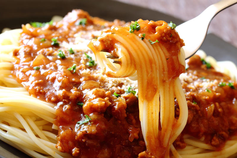 パスタがまずくなる主な原因, 美味しいパスタを作るためのコツ6つ, お湯と塩のバランスで味の土台を作る, しっかり沸かして、最初の1分を丁寧に, ゆで時間は短めに。アルデンテを意識する, 湯切りは手早く、ゆで汁を少し残す, ソースとパスタをフライパンでなじませる, 香りと盛りつけで仕上げるひと工夫, ワンランク上の仕上がり！話題の水漬けパスタを試そう, 失敗したパスタの美味しいリメイク方法, 麺が柔らかすぎたときは「焼きパスタ」, 麺が硬かったときは「スープパスタ」や「リゾット風」, 味が薄いときは「ペペロンチーノ風」や「炒めパスタ」, 味が濃すぎたときは「卵や牛乳でマイルドに」, 水っぽくなってしまったときは「オーブンで焼く」, 再利用のアイデアで楽しみを広げる