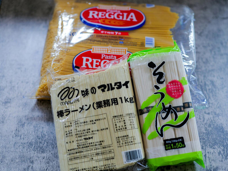 1食25円！大容量で万能な「パスタ」5kg 1270円, スープも業スーで買えば本場の味！「味の素マルタイ 棒ラーメン」 1kg 418円, 週末のごちそうに！「日清製粉 たこ焼粉」1kg 298円, 業スーの顔！「ゆで冷凍讃岐うどん」200g×5　178円, とにかく安さが売り！「そうめん」100g×8束　198円