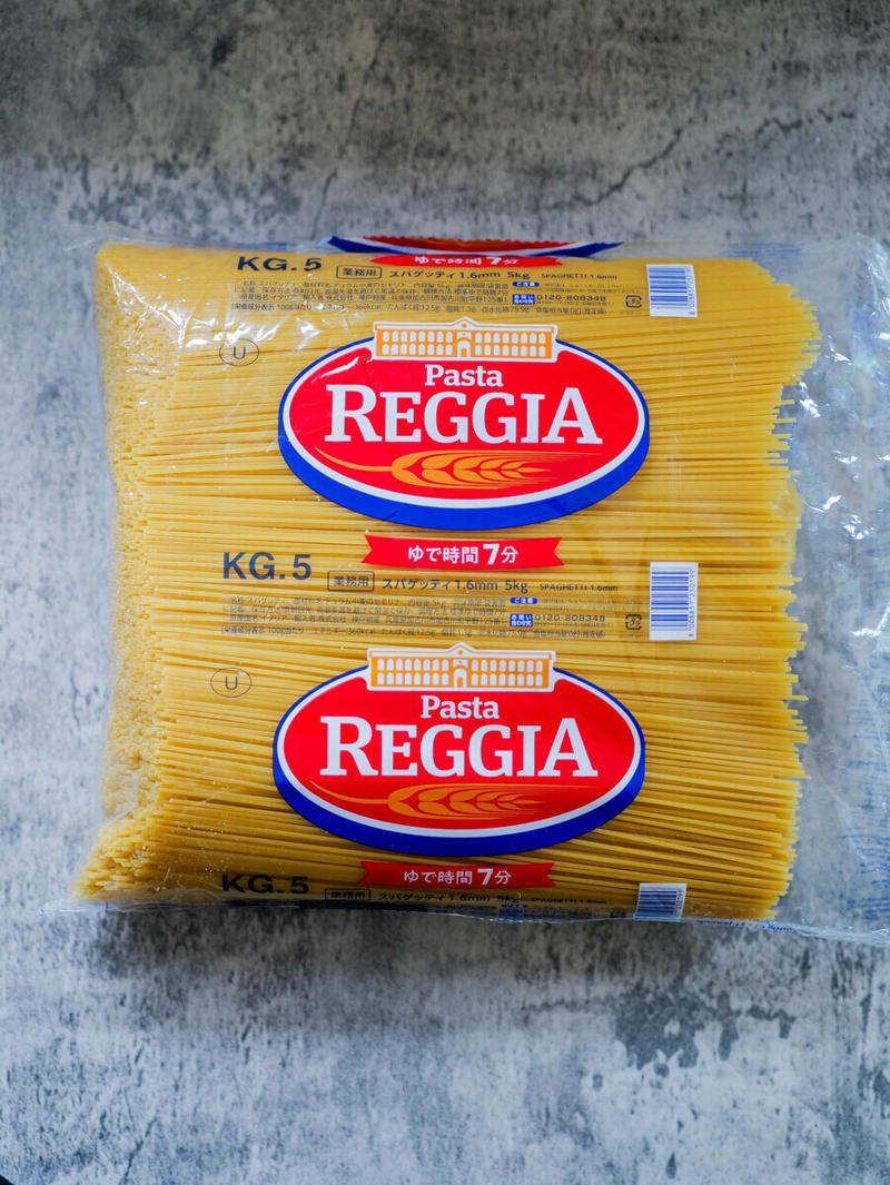 1食25円！大容量で万能な「パスタ」5kg 1270円, スープも業スーで買えば本場の味！「味の素マルタイ 棒ラーメン」 1kg 418円, 週末のごちそうに！「日清製粉 たこ焼粉」1kg 298円, 業スーの顔！「ゆで冷凍讃岐うどん」200g×5　178円, とにかく安さが売り！「そうめん」100g×8束　198円