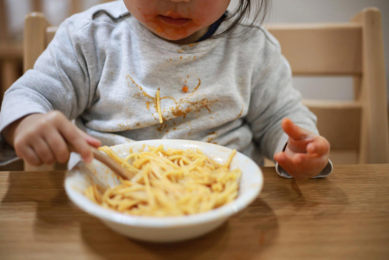 1．食べこぼしによる色素汚れ, 2．油性ペンの汚れ, 3． 経年劣化によるプラスチックの変色, ウタマロクリーナーで落ちない汚れもある