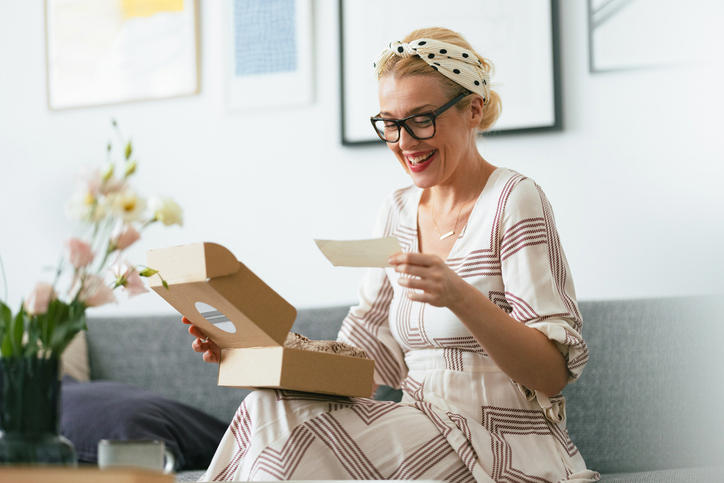 Find her a new signature scent, Buy her jewellery, but do it right, Show her that you've been paying attention, Give her a gift she'll never get herself, Gift a personalised pamper day