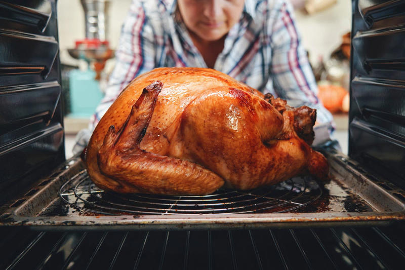 What temperature to cook an unstuffed turkey, What temperature to cook a stuffed turkey, What temperature to cook a frozen turkey, How long to cook a turkey per pound, What size turkey is best for Thanksgiving?, At what temperature is turkey done?, How long to rest the turkey after cooking, The bottom line