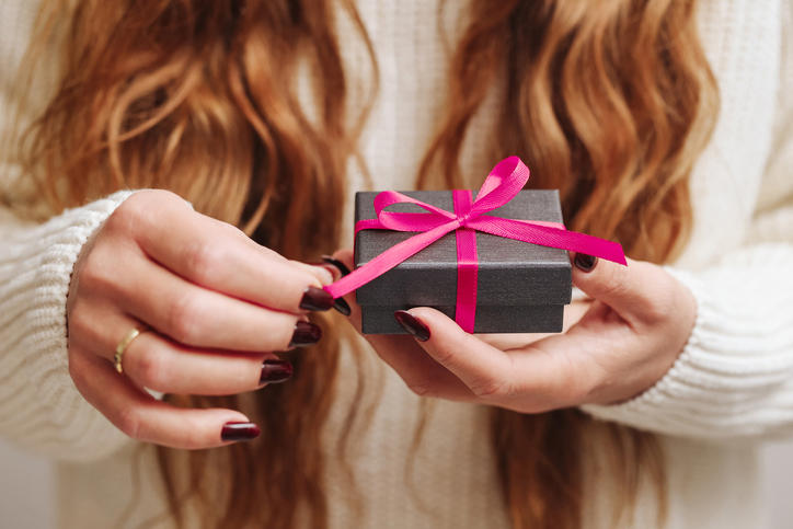 Find her a new signature scent, Buy her jewellery, but do it right, Show her that you've been paying attention, Give her a gift she'll never get herself, Gift a personalised pamper day
