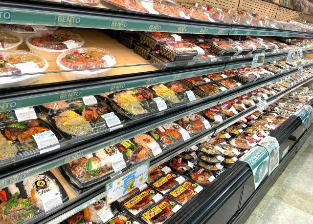 日本の味と地元農園の野菜から学ぶ。アメリカ暮らしと腸活の工夫, 日本の食材がそろう「ニジヤマーケット」, “腸活”にGoodなPB商品が充実, 季節を体感できる「タナカファーム」, 日本の桃とひと味違う、カリフォルニアピーチ, 日本とアメリカの食をつなぐ“腸活”スタイル