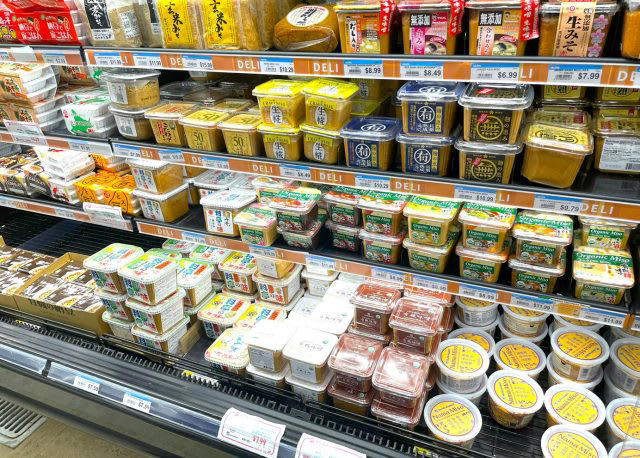 日本の味と地元農園の野菜から学ぶ。アメリカ暮らしと腸活の工夫, 日本の食材がそろう「ニジヤマーケット」, “腸活”にGoodなPB商品が充実, 季節を体感できる「タナカファーム」, 日本の桃とひと味違う、カリフォルニアピーチ, 日本とアメリカの食をつなぐ“腸活”スタイル