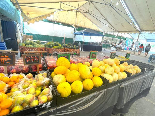 日本の味と地元農園の野菜から学ぶ。アメリカ暮らしと腸活の工夫, 日本の食材がそろう「ニジヤマーケット」, “腸活”にGoodなPB商品が充実, 季節を体感できる「タナカファーム」, 日本の桃とひと味違う、カリフォルニアピーチ, 日本とアメリカの食をつなぐ“腸活”スタイル