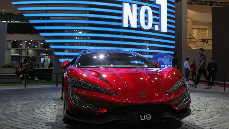 時速496キロに達するスポーツカー：写真, Yangwang U9 Xtreme 電気ハイパーカーがあらゆる記録を塗り替えた。, 中国の高級車ブランドBYDがドイツでテスト走行。, ハイパーカーは時速496.22kmに達し、電気自動車の世界最速記録を樹立した。, Yangwang U9 Xtremeは、世界で最もチャレンジングなコースのひとつであるニュルブルクリンク・ノルドシュライフェでもテストされた。, このハイパーカーは6分59秒157のレコードタイムを記録し、ドイツの有名なサーキットで最速の電気自動車となった。, ヤンワンU9、エクストリーム・バージョンは3000馬力。, エクストリーム・バージョンはサーキットのためだけに作られた。, この車には4つの電気モーターが搭載され、超高電圧で作動するバッテリーが組み合わされている。, 洗練されたDiSus-Xアクティブ・サスペンションを搭載。, エクストリーム・バージョンは選ばれた顧客にのみ販売される。