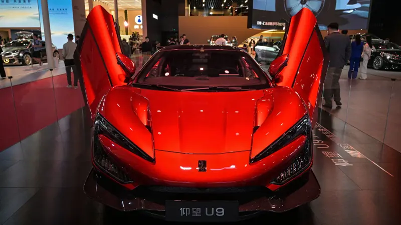 時速496キロに達するスポーツカー：写真, Yangwang U9 Xtreme 電気ハイパーカーがあらゆる記録を塗り替えた。, 中国の高級車ブランドBYDがドイツでテスト走行。, ハイパーカーは時速496.22kmに達し、電気自動車の世界最速記録を樹立した。, Yangwang U9 Xtremeは、世界で最もチャレンジングなコースのひとつであるニュルブルクリンク・ノルドシュライフェでもテストされた。, このハイパーカーは6分59秒157のレコードタイムを記録し、ドイツの有名なサーキットで最速の電気自動車となった。, ヤンワンU9、エクストリーム・バージョンは3000馬力。, エクストリーム・バージョンはサーキットのためだけに作られた。, この車には4つの電気モーターが搭載され、超高電圧で作動するバッテリーが組み合わされている。, 洗練されたDiSus-Xアクティブ・サスペンションを搭載。, エクストリーム・バージョンは選ばれた顧客にのみ販売される。