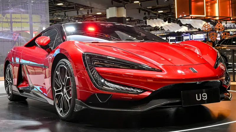 時速496キロに達するスポーツカー：写真, Yangwang U9 Xtreme 電気ハイパーカーがあらゆる記録を塗り替えた。, 中国の高級車ブランドBYDがドイツでテスト走行。, ハイパーカーは時速496.22kmに達し、電気自動車の世界最速記録を樹立した。, Yangwang U9 Xtremeは、世界で最もチャレンジングなコースのひとつであるニュルブルクリンク・ノルドシュライフェでもテストされた。, このハイパーカーは6分59秒157のレコードタイムを記録し、ドイツの有名なサーキットで最速の電気自動車となった。, ヤンワンU9、エクストリーム・バージョンは3000馬力。, エクストリーム・バージョンはサーキットのためだけに作られた。, この車には4つの電気モーターが搭載され、超高電圧で作動するバッテリーが組み合わされている。, 洗練されたDiSus-Xアクティブ・サスペンションを搭載。, エクストリーム・バージョンは選ばれた顧客にのみ販売される。