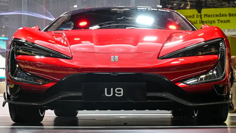 時速496キロに達するスポーツカー：写真, Yangwang U9 Xtreme 電気ハイパーカーがあらゆる記録を塗り替えた。, 中国の高級車ブランドBYDがドイツでテスト走行。, ハイパーカーは時速496.22kmに達し、電気自動車の世界最速記録を樹立した。, Yangwang U9 Xtremeは、世界で最もチャレンジングなコースのひとつであるニュルブルクリンク・ノルドシュライフェでもテストされた。, このハイパーカーは6分59秒157のレコードタイムを記録し、ドイツの有名なサーキットで最速の電気自動車となった。, ヤンワンU9、エクストリーム・バージョンは3000馬力。, エクストリーム・バージョンはサーキットのためだけに作られた。, この車には4つの電気モーターが搭載され、超高電圧で作動するバッテリーが組み合わされている。, 洗練されたDiSus-Xアクティブ・サスペンションを搭載。, エクストリーム・バージョンは選ばれた顧客にのみ販売される。