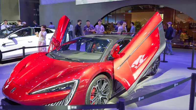 時速496キロに達するスポーツカー：写真, Yangwang U9 Xtreme 電気ハイパーカーがあらゆる記録を塗り替えた。, 中国の高級車ブランドBYDがドイツでテスト走行。, ハイパーカーは時速496.22kmに達し、電気自動車の世界最速記録を樹立した。, Yangwang U9 Xtremeは、世界で最もチャレンジングなコースのひとつであるニュルブルクリンク・ノルドシュライフェでもテストされた。, このハイパーカーは6分59秒157のレコードタイムを記録し、ドイツの有名なサーキットで最速の電気自動車となった。, ヤンワンU9、エクストリーム・バージョンは3000馬力。, エクストリーム・バージョンはサーキットのためだけに作られた。, この車には4つの電気モーターが搭載され、超高電圧で作動するバッテリーが組み合わされている。, 洗練されたDiSus-Xアクティブ・サスペンションを搭載。, エクストリーム・バージョンは選ばれた顧客にのみ販売される。