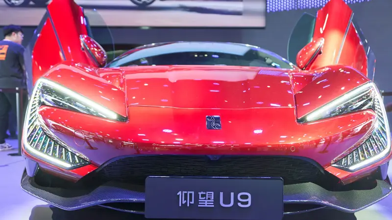 時速496キロに達するスポーツカー：写真, Yangwang U9 Xtreme 電気ハイパーカーがあらゆる記録を塗り替えた。, 中国の高級車ブランドBYDがドイツでテスト走行。, ハイパーカーは時速496.22kmに達し、電気自動車の世界最速記録を樹立した。, Yangwang U9 Xtremeは、世界で最もチャレンジングなコースのひとつであるニュルブルクリンク・ノルドシュライフェでもテストされた。, このハイパーカーは6分59秒157のレコードタイムを記録し、ドイツの有名なサーキットで最速の電気自動車となった。, ヤンワンU9、エクストリーム・バージョンは3000馬力。, エクストリーム・バージョンはサーキットのためだけに作られた。, この車には4つの電気モーターが搭載され、超高電圧で作動するバッテリーが組み合わされている。, 洗練されたDiSus-Xアクティブ・サスペンションを搭載。, エクストリーム・バージョンは選ばれた顧客にのみ販売される。