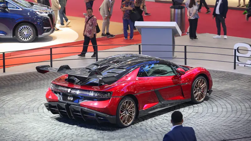 時速496キロに達するスポーツカー：写真, Yangwang U9 Xtreme 電気ハイパーカーがあらゆる記録を塗り替えた。, 中国の高級車ブランドBYDがドイツでテスト走行。, ハイパーカーは時速496.22kmに達し、電気自動車の世界最速記録を樹立した。, Yangwang U9 Xtremeは、世界で最もチャレンジングなコースのひとつであるニュルブルクリンク・ノルドシュライフェでもテストされた。, このハイパーカーは6分59秒157のレコードタイムを記録し、ドイツの有名なサーキットで最速の電気自動車となった。, ヤンワンU9、エクストリーム・バージョンは3000馬力。, エクストリーム・バージョンはサーキットのためだけに作られた。, この車には4つの電気モーターが搭載され、超高電圧で作動するバッテリーが組み合わされている。, 洗練されたDiSus-Xアクティブ・サスペンションを搭載。, エクストリーム・バージョンは選ばれた顧客にのみ販売される。