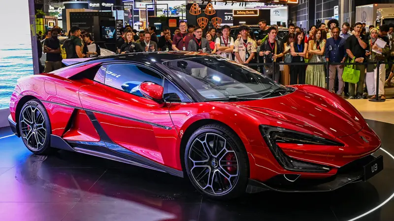 時速496キロに達するスポーツカー：写真, Yangwang U9 Xtreme 電気ハイパーカーがあらゆる記録を塗り替えた。, 中国の高級車ブランドBYDがドイツでテスト走行。, ハイパーカーは時速496.22kmに達し、電気自動車の世界最速記録を樹立した。, Yangwang U9 Xtremeは、世界で最もチャレンジングなコースのひとつであるニュルブルクリンク・ノルドシュライフェでもテストされた。, このハイパーカーは6分59秒157のレコードタイムを記録し、ドイツの有名なサーキットで最速の電気自動車となった。, ヤンワンU9、エクストリーム・バージョンは3000馬力。, エクストリーム・バージョンはサーキットのためだけに作られた。, この車には4つの電気モーターが搭載され、超高電圧で作動するバッテリーが組み合わされている。, 洗練されたDiSus-Xアクティブ・サスペンションを搭載。, エクストリーム・バージョンは選ばれた顧客にのみ販売される。