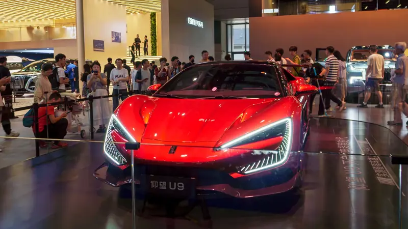 時速496キロに達するスポーツカー：写真, Yangwang U9 Xtreme 電気ハイパーカーがあらゆる記録を塗り替えた。, 中国の高級車ブランドBYDがドイツでテスト走行。, ハイパーカーは時速496.22kmに達し、電気自動車の世界最速記録を樹立した。, Yangwang U9 Xtremeは、世界で最もチャレンジングなコースのひとつであるニュルブルクリンク・ノルドシュライフェでもテストされた。, このハイパーカーは6分59秒157のレコードタイムを記録し、ドイツの有名なサーキットで最速の電気自動車となった。, ヤンワンU9、エクストリーム・バージョンは3000馬力。, エクストリーム・バージョンはサーキットのためだけに作られた。, この車には4つの電気モーターが搭載され、超高電圧で作動するバッテリーが組み合わされている。, 洗練されたDiSus-Xアクティブ・サスペンションを搭載。, エクストリーム・バージョンは選ばれた顧客にのみ販売される。