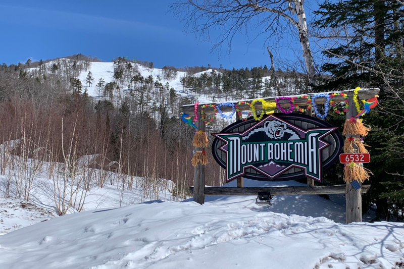 10. Jackson Hole, WY: 317”, 9. Whitewater, BC: 329” (838 cm), 8. Stevens Pass, WA: 332”, 7. Mount Bohemia, MI: 345”, 6. Lake Louise, AB: 351”, 5. Kicking Horse, BC: 353” (899 cm), 4. Alyeska, AK: 353”, 3. Jay Peak, VT: 395”, 2. Mt. Baker Ski Area, WA: 416”, 1. Revelstoke, BC: 440” (1,120 cm)