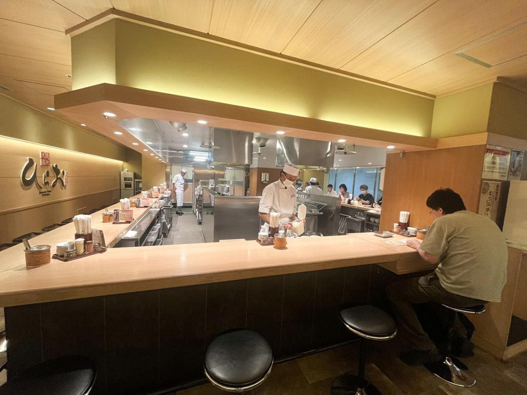 並んででも食べたい！福岡のソウルフード, 刺身級の新鮮さ！無料サービスのいか塩辛が大人気, 揚げたてのサクサクが食べられる！, 素材のよさが人気の理由, 時間に余裕を持って訪店したい