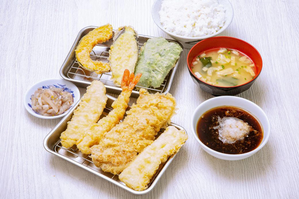 並んででも食べたい！福岡のソウルフード, 刺身級の新鮮さ！無料サービスのいか塩辛が大人気, 揚げたてのサクサクが食べられる！, 素材のよさが人気の理由, 時間に余裕を持って訪店したい