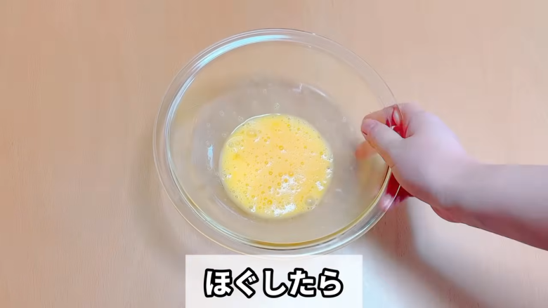 ・材料（約23枚分）, ・用意するもの, 1．卵をお湯に入れて温める, 2．バターを電子レンジで温め、砂糖を混ぜる, 3．2に卵、バニラエッセンスを加える, 4.  3にチョコチップ、ホットケーキミックスを加える, 5．混ぜた生地を冷蔵庫で冷やす, 5．生地を成形する, 6．予熱したオーブンで焼いて完成