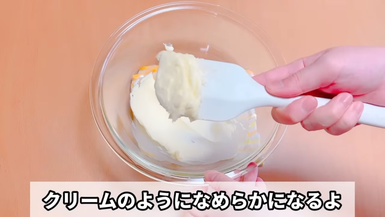 ・材料（約23枚分）, ・用意するもの, 1．卵をお湯に入れて温める, 2．バターを電子レンジで温め、砂糖を混ぜる, 3．2に卵、バニラエッセンスを加える, 4.  3にチョコチップ、ホットケーキミックスを加える, 5．混ぜた生地を冷蔵庫で冷やす, 5．生地を成形する, 6．予熱したオーブンで焼いて完成