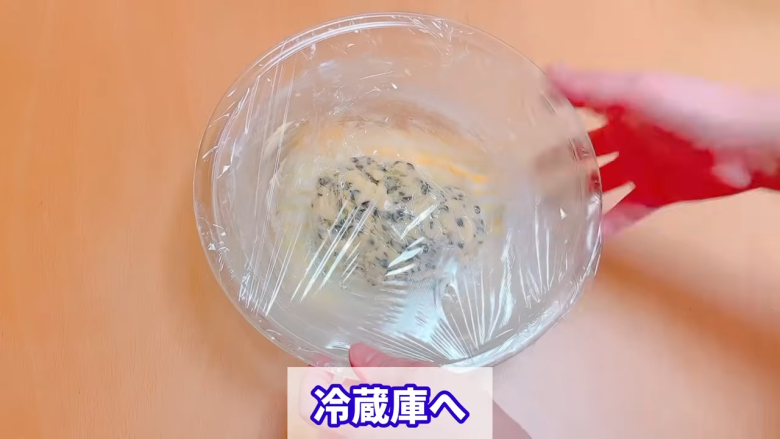 ・材料（約23枚分）, ・用意するもの, 1．卵をお湯に入れて温める, 2．バターを電子レンジで温め、砂糖を混ぜる, 3．2に卵、バニラエッセンスを加える, 4.  3にチョコチップ、ホットケーキミックスを加える, 5．混ぜた生地を冷蔵庫で冷やす, 5．生地を成形する, 6．予熱したオーブンで焼いて完成