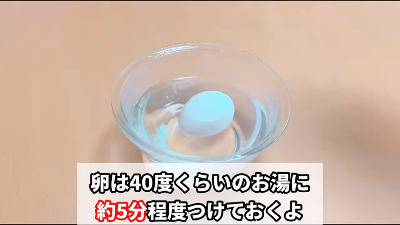 ・材料（約23枚分）, ・用意するもの, 1．卵をお湯に入れて温める, 2．バターを電子レンジで温め、砂糖を混ぜる, 3．2に卵、バニラエッセンスを加える, 4.  3にチョコチップ、ホットケーキミックスを加える, 5．混ぜた生地を冷蔵庫で冷やす, 5．生地を成形する, 6．予熱したオーブンで焼いて完成