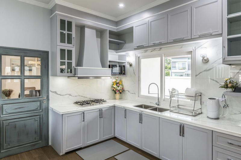 Windsor Counter Stools, Oversize Cabinet Hardware, Distressed Cabinets , Granite Countertops , Crammed Cabinetry, Toasters on the Counter, Magnet-Packed Fridge, Too Much Open Shelving, Word Art, All-White Appliances, Glass Mosaic Tiles, Too Much Clutter, Awkward Light Fixtures, Honey Oak Cabinets, Too Much Rustic Texture, Tuscan-Style Kitchens